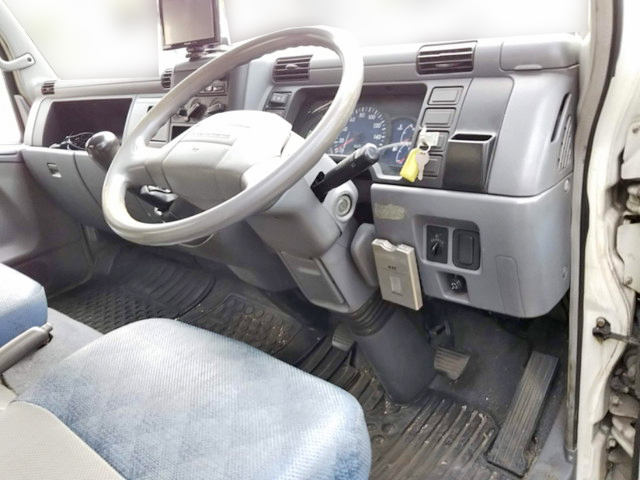 三菱ふそうキャンター平ボディ小型（2t・3t）[写真28]