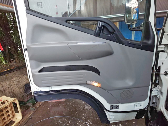 三菱ふそうキャンター平ボディ小型（2t・3t）[写真25]