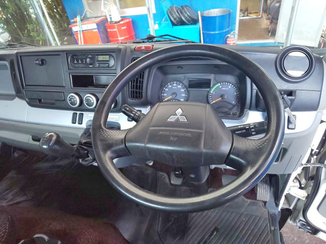 三菱ふそうキャンター平ボディ小型（2t・3t）[写真32]