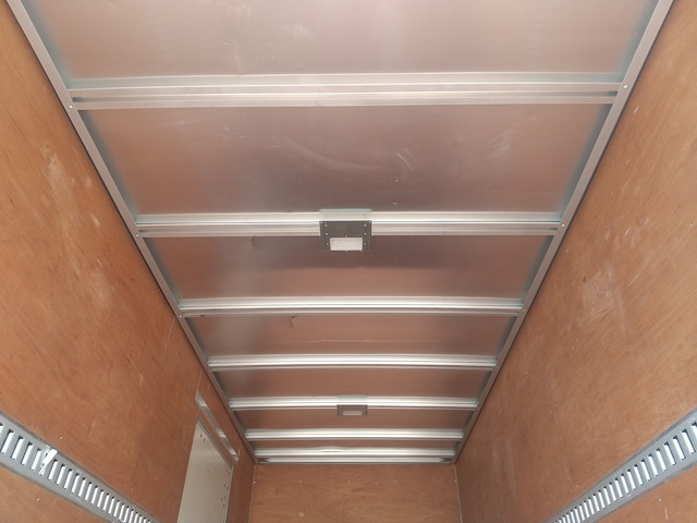 いすゞエルフアルミバン小型（2t・3t）[写真16]