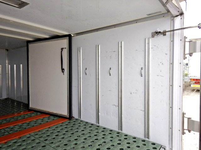 いすゞエルフ冷凍車（冷蔵車）小型（2t・3t）[写真07]