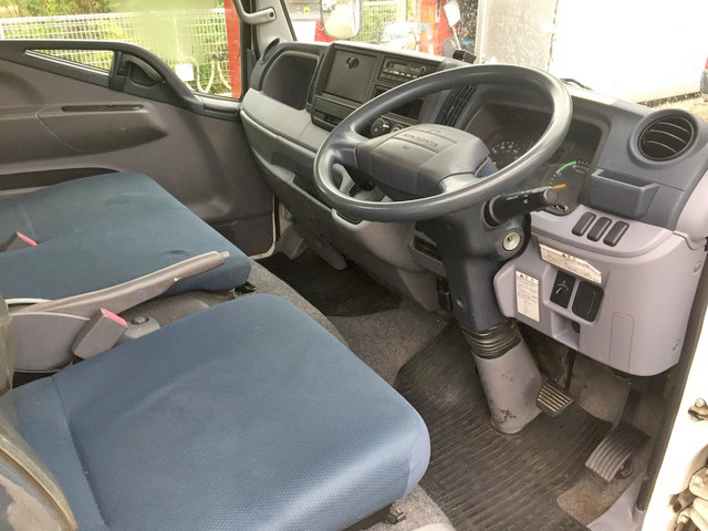 三菱ふそうキャンター平ボディ小型（2t・3t）[写真32]