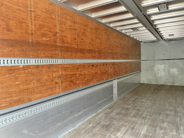 いすゞギガアルミウイング大型（10t）[写真12]