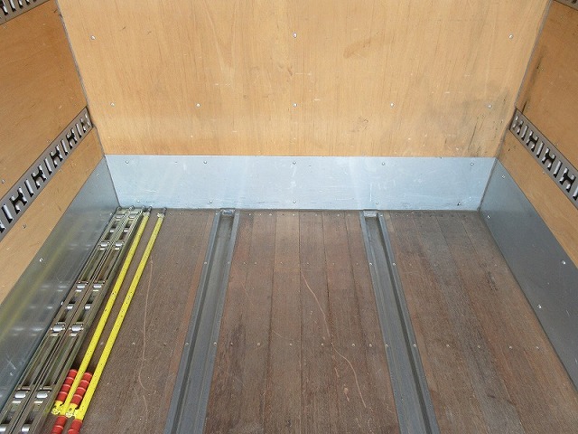 三菱ふそうキャンターアルミバン小型（2t・3t）[写真09]