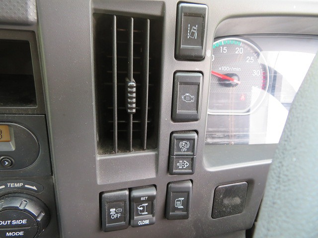 いすゞフォワード冷蔵冷凍ウイング中型（4t）[写真15]