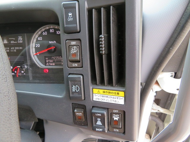 いすゞフォワード冷蔵冷凍ウイング中型（4t）[写真16]