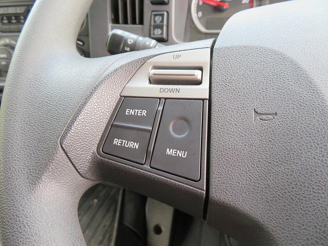 いすゞフォワード冷蔵冷凍ウイング中型（4t）[写真18]