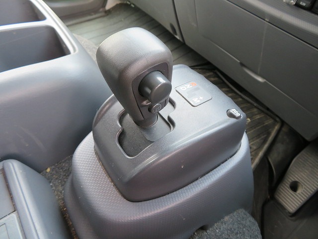 いすゞフォワード冷蔵冷凍ウイング中型（4t）[写真20]