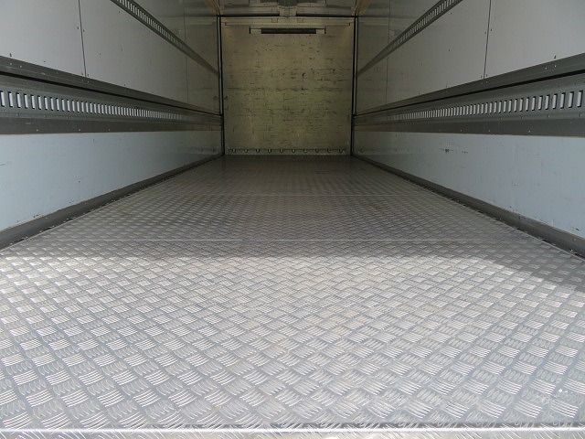 いすゞフォワード冷蔵冷凍ウイング中型（4t）[写真21]