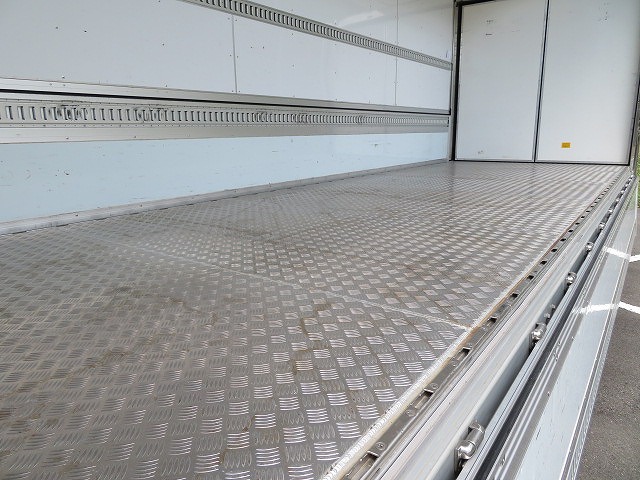 いすゞフォワード冷蔵冷凍ウイング中型（4t）[写真28]