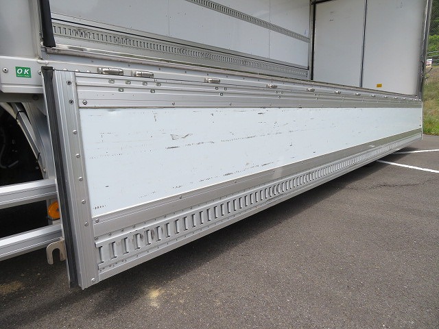 いすゞフォワード冷蔵冷凍ウイング中型（4t）[写真29]