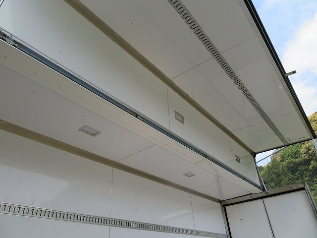 いすゞフォワード冷蔵冷凍ウイング中型（4t）[写真30]