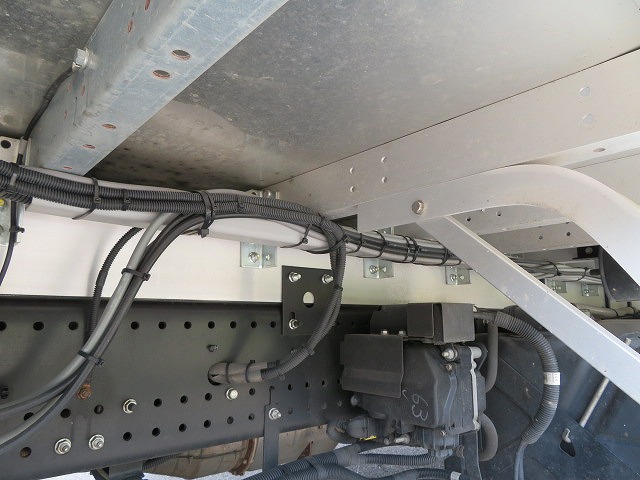 いすゞフォワード冷蔵冷凍ウイング中型（4t）[写真39]