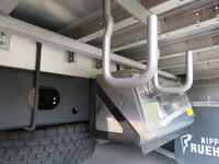 いすゞフォワード冷蔵冷凍ウイング中型（4t）[写真40]