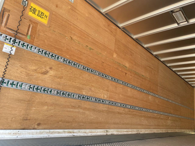 UDトラックスクオンアルミバン大型（10t）[写真13]