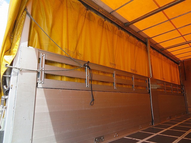 三菱ふそうファイターカーテン車中型（4t）[写真19]