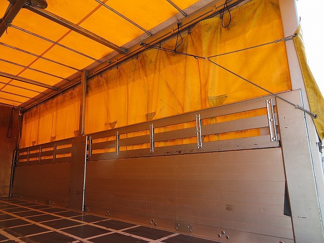 三菱ふそうファイターカーテン車中型（4t）[写真20]