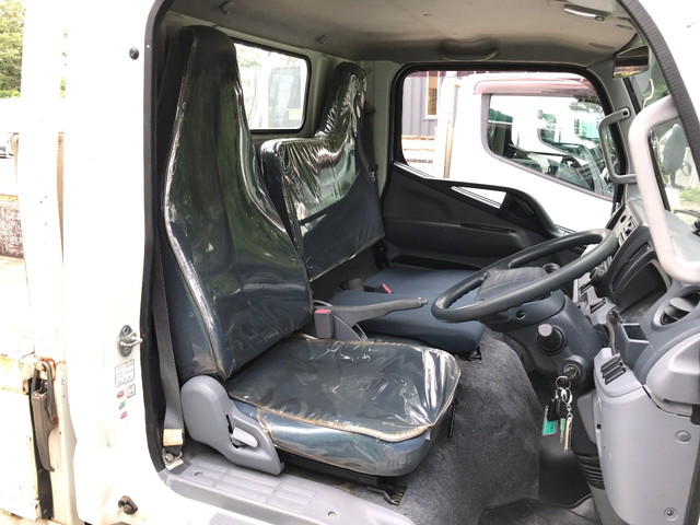 三菱ふそうキャンター平ボディ小型（2t・3t）[写真28]