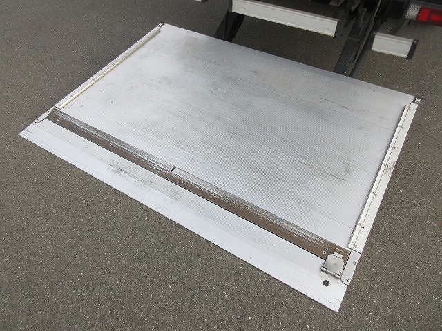 三菱ふそうキャンターアルミバン小型（2t・3t）[写真09]