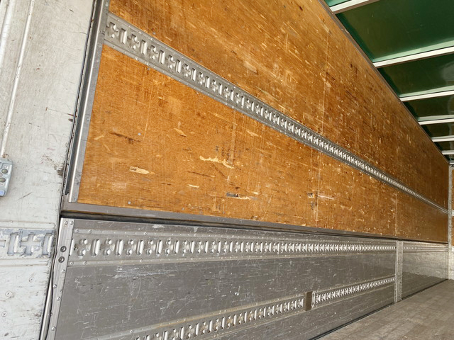 いすゞギガアルミウイング大型（10t）[写真11]