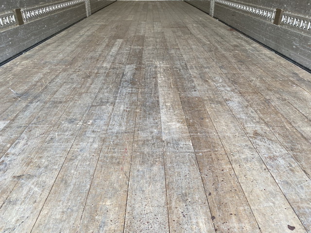 いすゞギガアルミウイング大型（10t）[写真14]