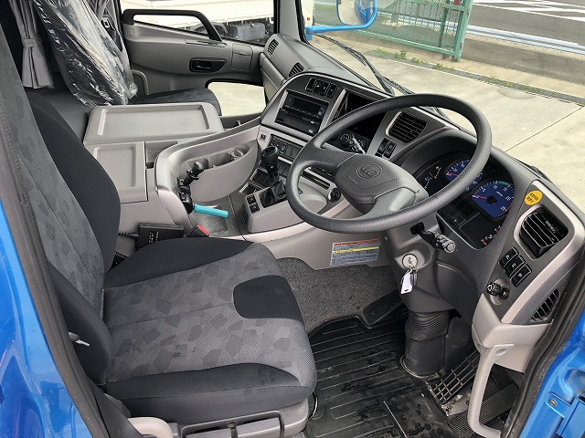 UDトラックスクオントレーラーヘッド（トラクターヘッド）大型（10t）[写真11]