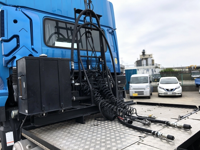 UDトラックスクオントレーラーヘッド（トラクターヘッド）大型（10t）[写真09]