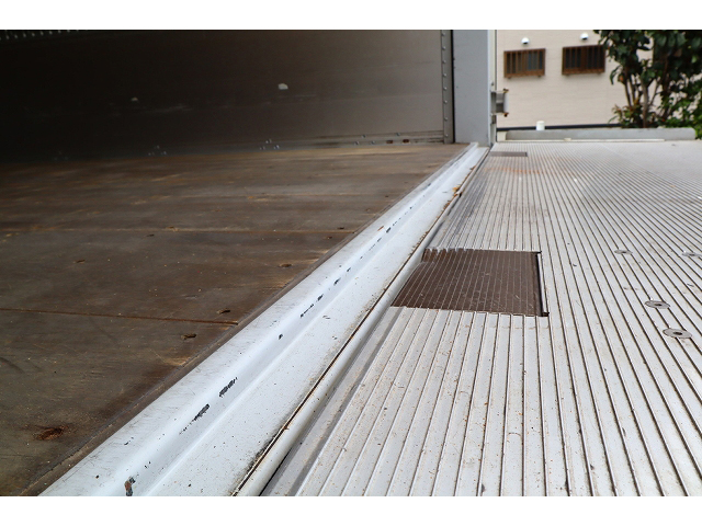 いすゞフォワードアルミウイング中型（4t）[写真22]