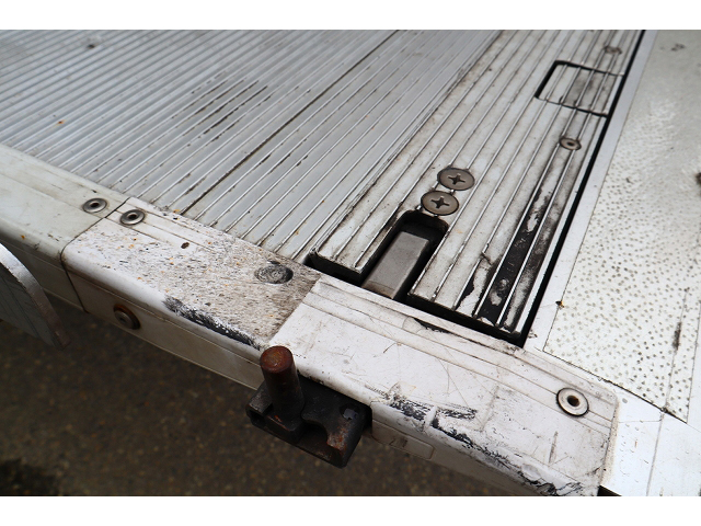 いすゞフォワードアルミウイング中型（4t）[写真23]