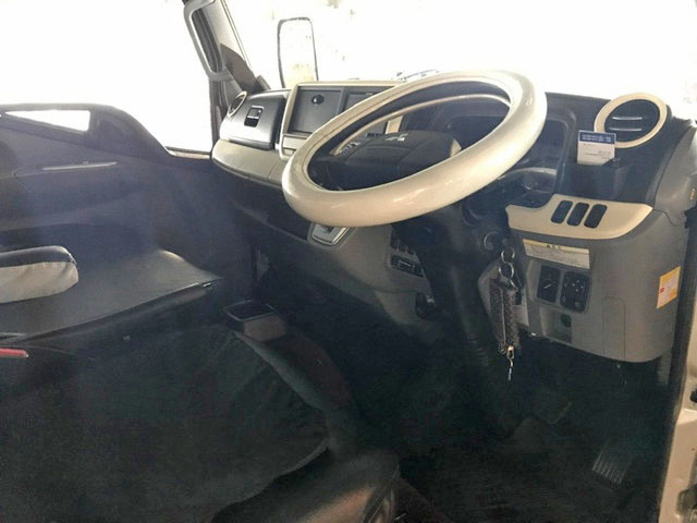 三菱ふそうキャンターガッツ平ボディ小型（2t・3t）[写真23]