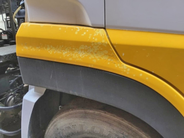 UDトラックスクオンアームロール大型（10t）[写真24]