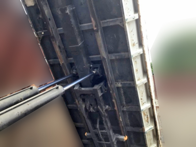 UDトラックスクオンアームロール大型（10t）[写真03]