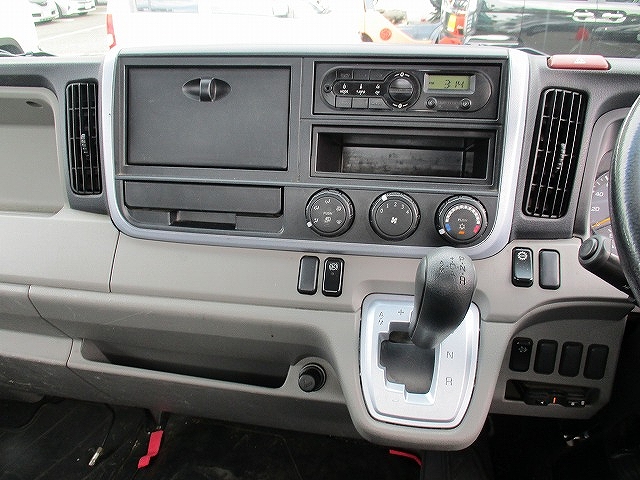 三菱ふそうキャンター平ボディ小型（2t・3t）[写真10]