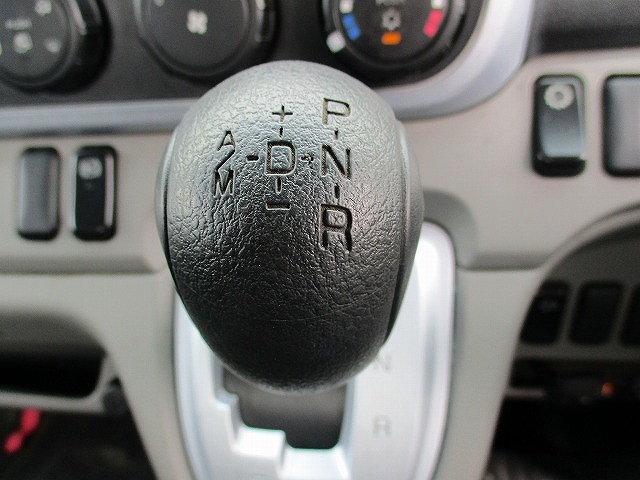 三菱ふそうキャンター平ボディ小型（2t・3t）[写真11]