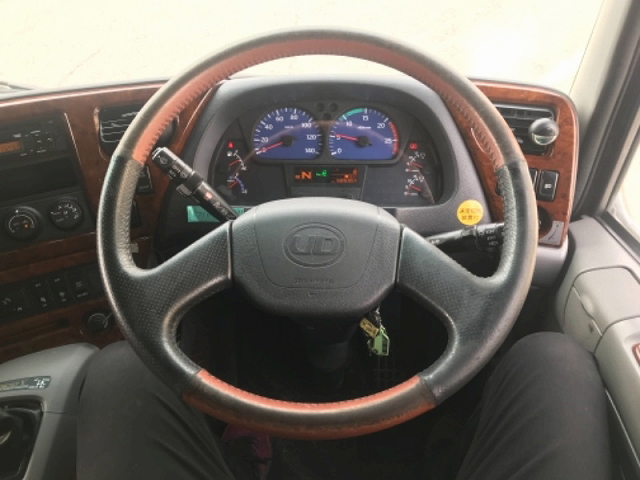 UDトラックスクオントレーラーヘッド（トラクターヘッド）大型（10t）[写真11]