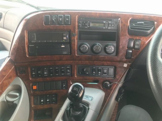 UDトラックスクオントレーラーヘッド（トラクターヘッド）大型（10t）[写真15]