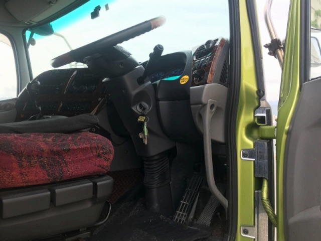 UDトラックスクオントレーラーヘッド（トラクターヘッド）大型（10t）[写真18]