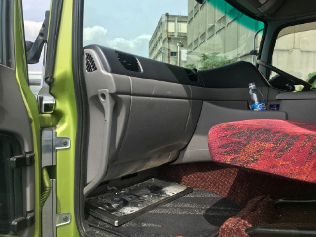 UDトラックスクオントレーラーヘッド（トラクターヘッド）大型（10t）[写真21]