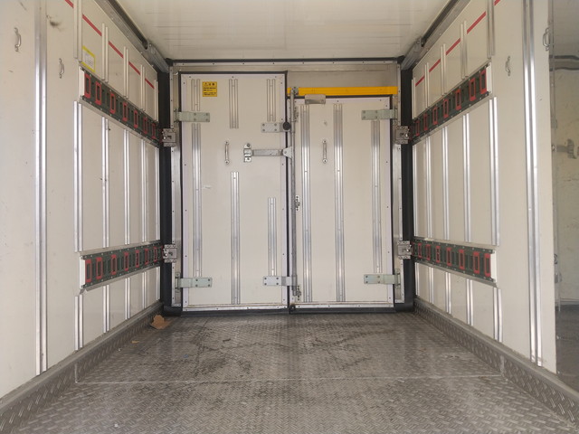 いすゞエルフ冷凍車（冷蔵車）小型（2t・3t）[写真12]