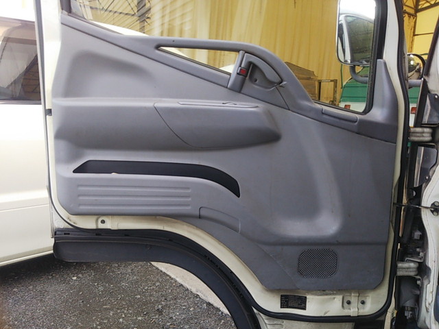 三菱ふそうキャンターアルミバン小型（2t・3t）[写真26]