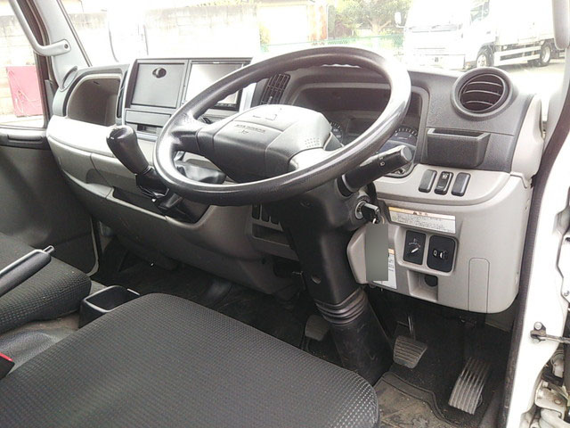 三菱ふそうキャンター平ボディ小型（2t・3t）[写真27]