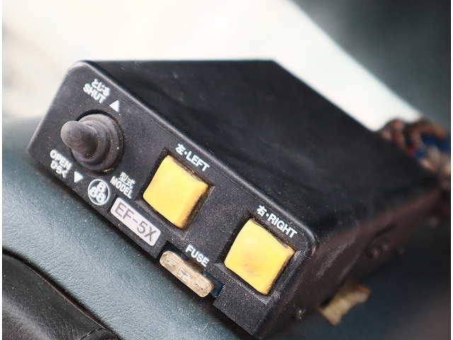 UDトラックスコンドルダンプ・クレーン付中型（4t）[写真10]