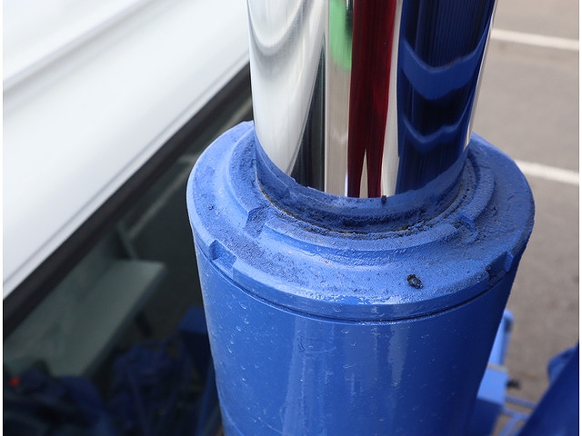 UDトラックスコンドルダンプ・クレーン付中型（4t）[写真05]