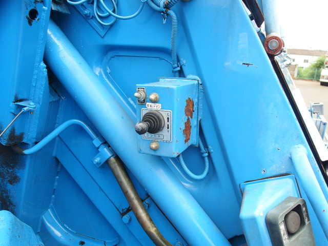 いすゞエルフパッカー車（塵芥車）小型（2t・3t）[写真09]