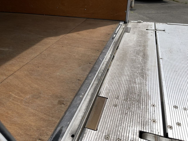 いすゞエルフアルミバン小型（2t・3t）[写真11]