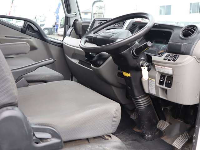 三菱ふそうキャンター平ボディ小型（2t・3t）[写真26]