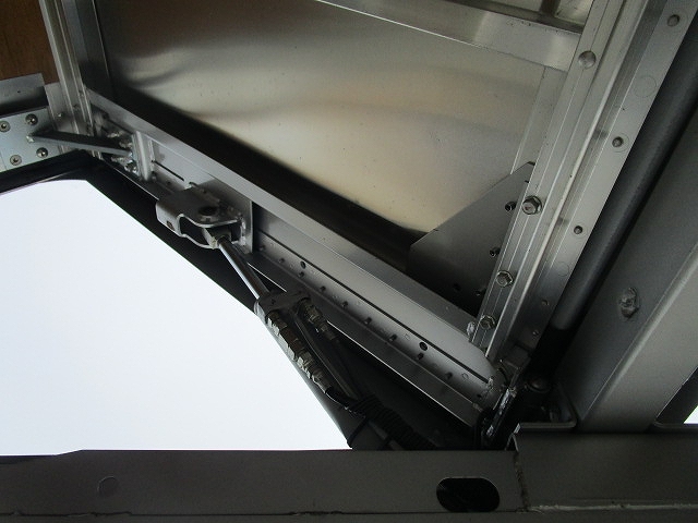 三菱ふそうキャンターアルミウイング小型（2t・3t）[写真35]