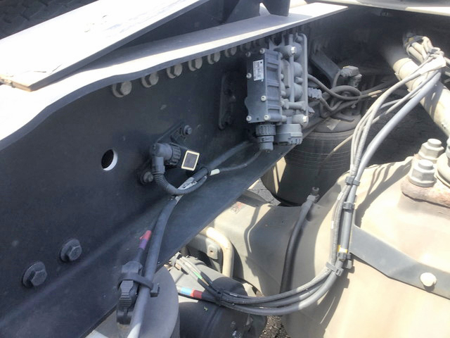 UDトラックスクオントレーラーヘッド（トラクターヘッド）大型（10t）[写真18]