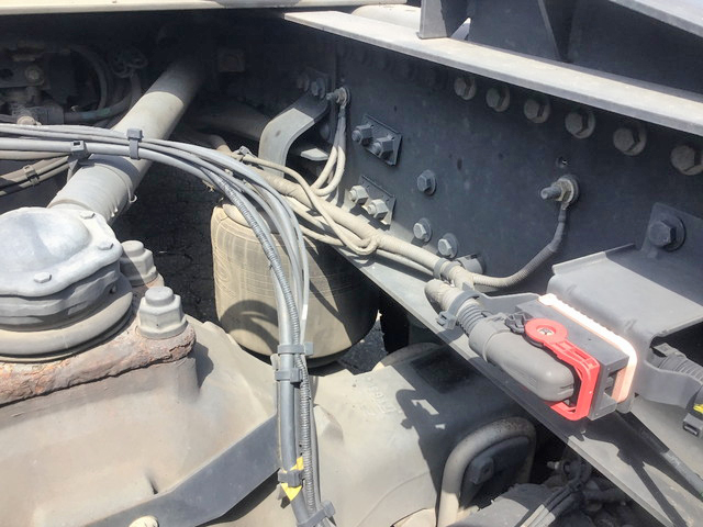 UDトラックスクオントレーラーヘッド（トラクターヘッド）大型（10t）[写真19]