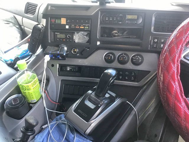 UDトラックスクオントレーラーヘッド（トラクターヘッド）大型（10t）[写真27]